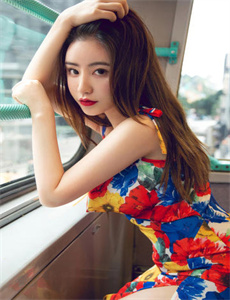 《我爱骚女-美女自动脱了胸衣》